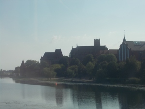 001 - Hrad Malbork od JZ z mostu přes Nogat (rameno Visly, ve 13.st. zder bažiny a mokřady, hrad zal. po 1274)