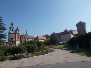 375 - Krakov, hrad Wawel, hlavní nádvoří od JZ (zleva renes. křídlo do 1536, vpr. katedrála (got. po 1320 na místě dvou rom. bazilik a předrom.staveb z 10.st., renes. poč 16.st., bar. úpr. a výb.17.-18.st.)